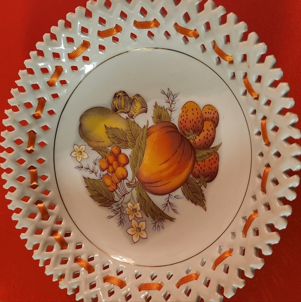 Vintage Furrnishing Porcelainwares Latticework Lace Edged Fruit Bowl EUC